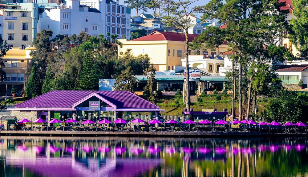 Từ quán cà phê ven hồ, bạn có thể ngắm trọn khung cảnh thiên nhiên xinh đẹp của hồ Xuân Hương